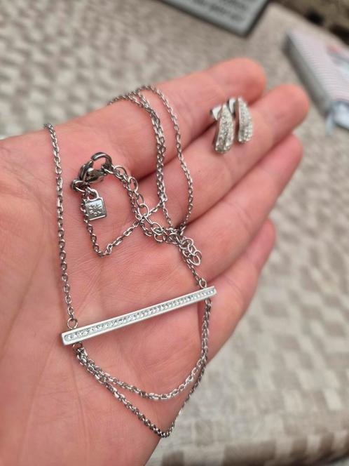 Heel vrouwelijke set merk van Victoria juwelen met crystals, Handtassen en Accessoires, Kettingen, Zo goed als nieuw, Met hanger