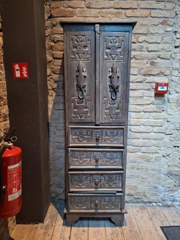 Vintage kast met houtsnijwerk beschikbaar voor biedingen