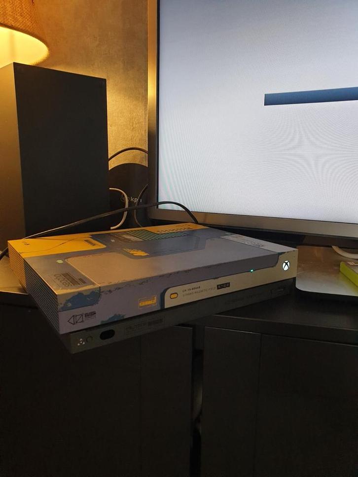 Xbox one x  cyberpunk console, Games en Spelcomputers, Spelcomputers | Xbox One, Xbox One, Ophalen of Verzenden