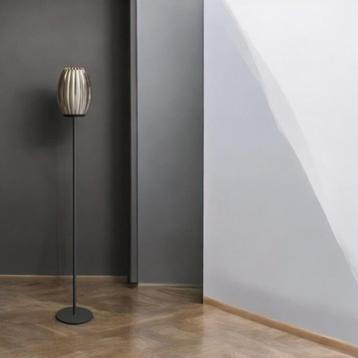 Staande lamp Scandinavisch ontwerp beschikbaar voor biedingen