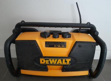 Radio de chantier DeWalt DW911, radio de chantier et chargeu disponible aux enchères