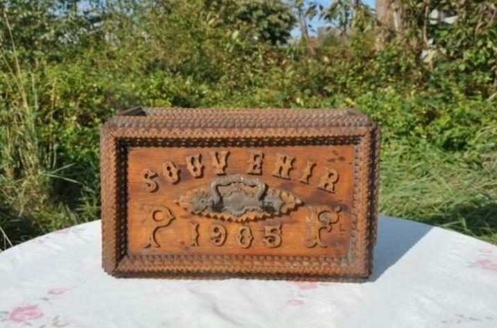 D coffre tramp art /art populaire de 1905, Antiek en Kunst, Kunst | Beelden en Houtsnijwerken, Ophalen of Verzenden