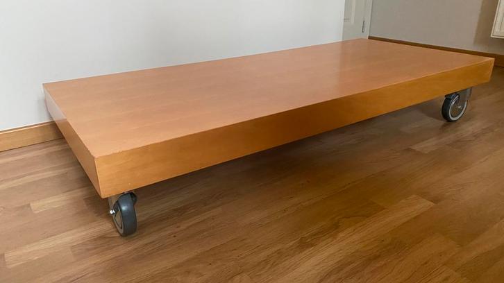 Lage salontafel op wielen, Huis en Inrichting, Tafels | Salontafels, Zo goed als nieuw, Minder dan 50 cm, 50 tot 100 cm, 100 tot 150 cm