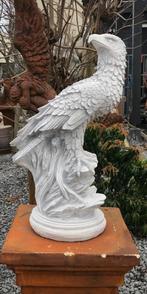 Gedetailleerd sculptuur van een adelaar zittend op een rots,, Tuin en Terras, Tuinbeelden, Ophalen of Verzenden, Steen, Dierenbeeld