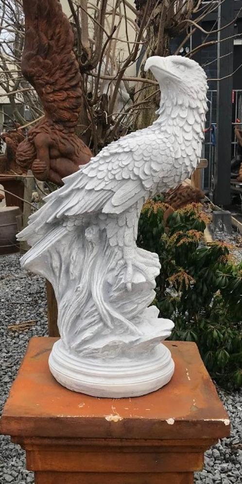 Gedetailleerd sculptuur van een adelaar zittend op een rots,, Tuin en Terras, Tuinbeelden, Dierenbeeld, Steen, Ophalen of Verzenden