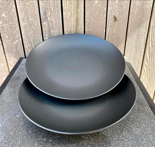 Set van 2 zwarte borden, Huis en Inrichting, Keuken | Servies, Gebruikt, Bord(en), Ophalen of Verzenden
