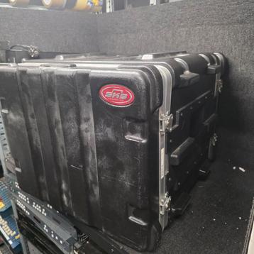 SKB FLIGHTCASE 19 inch 8 he voor en achterdeksel

 beschikbaar voor biedingen