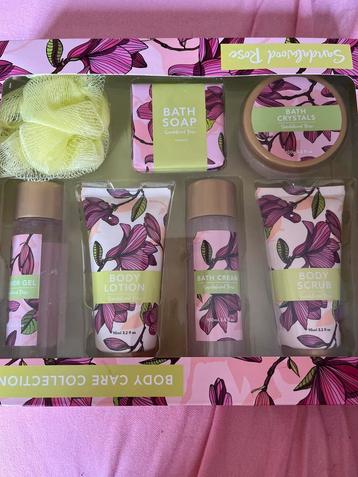 body care collection, gel douche, etc à la rose. disponible aux enchères