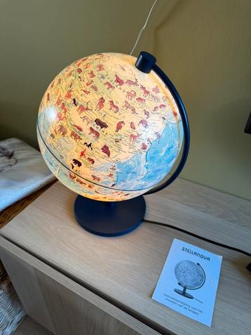 Wereldbol lamp met dieren beschikbaar voor biedingen