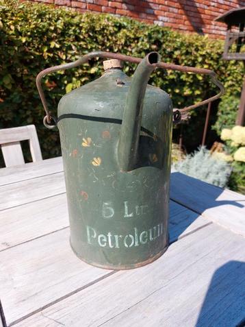Vintage petroleumkan beschikbaar voor biedingen