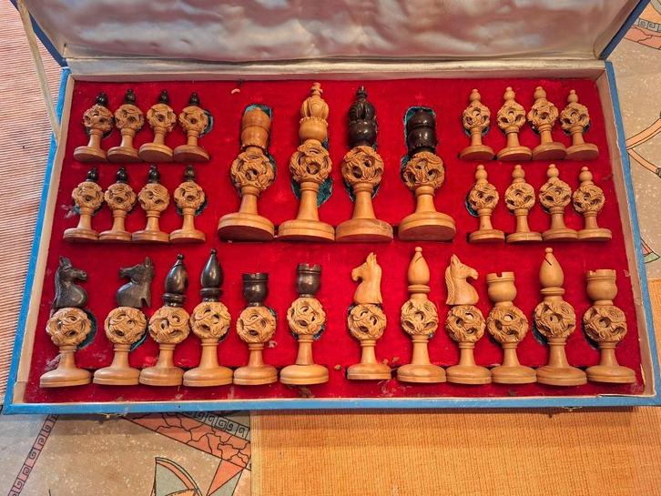 Schaakset - indisch -sandelhout, Hobby en Vrije tijd, Gezelschapsspellen | Overige, Zo goed als nieuw, Ophalen