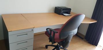 Bureautafel, ladenblok en bureaustoel beschikbaar voor biedingen