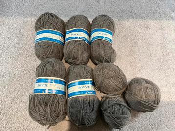 5 bollen grijze wol beschikbaar voor biedingen