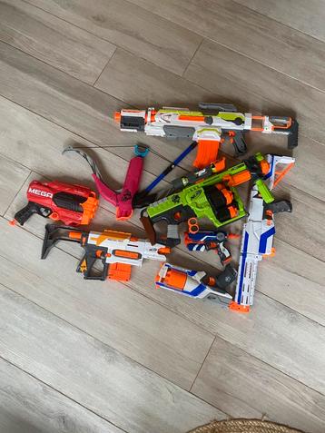 8 geweren, 1 blaaspijp en heel veel kogels van NERF beschikbaar voor biedingen