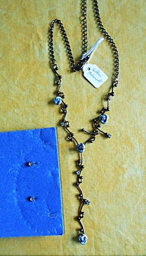 Avon: halsketting + oorbellen. (kleine blauwe rozen), Handtassen en Accessoires, Kettingen, Nieuw, Blauw, Ophalen of Verzenden