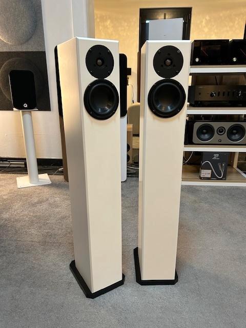 TOTEM ARRO satijn wit, Audio, Tv en Foto, Luidsprekerboxen, Gebruikt, Front, Rear of Stereo speakers, 60 tot 120 watt, Overige merken