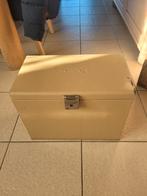 Metalen en stevige fichebak, Ophalen