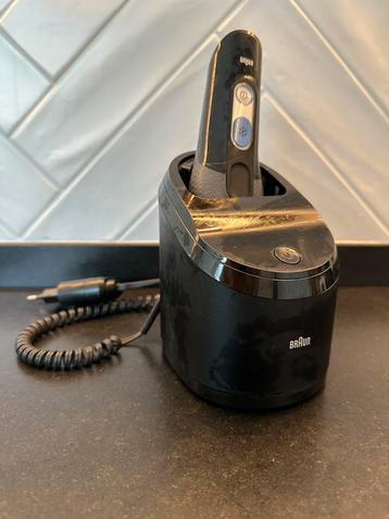Braun scheerapparaat met Clean & Renew reinigingsstation beschikbaar voor biedingen