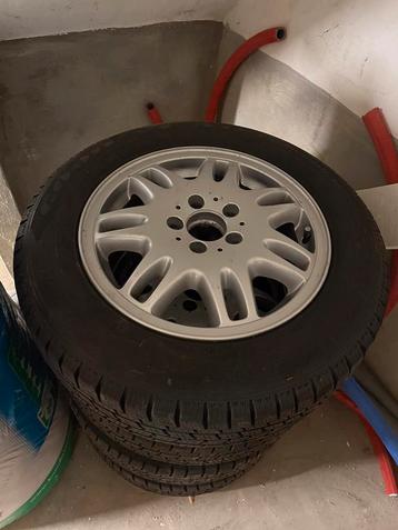 Winterset velgen met banden beschikbaar voor biedingen