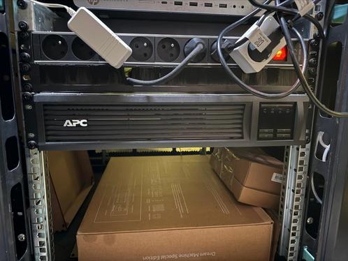 APC Smart-UPS SMT1000RMI2U (1000VA / 700W) Rackmount UPS, Computers en Software, Noodvoedingen (UPS), Zo goed als nieuw, Ophalen