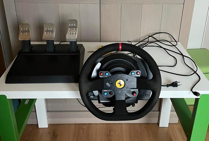 Thrustmaster T300 Ferrari, Games en Spelcomputers, Spelcomputers | Sony PSP, Zo goed als nieuw, Zwart, Ophalen of Verzenden