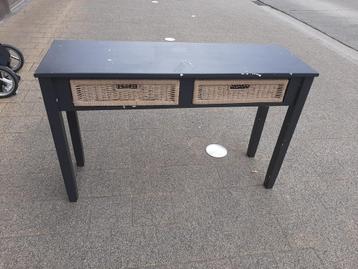 Leuk bijzettafeltje beschikbaar voor biedingen