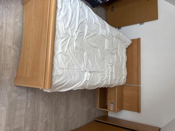 Kinder bed en nachtkastj beschikbaar voor biedingen