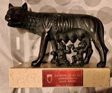 Romulus & Remus & de wolvin beeld op marmeren voet beschikbaar voor biedingen