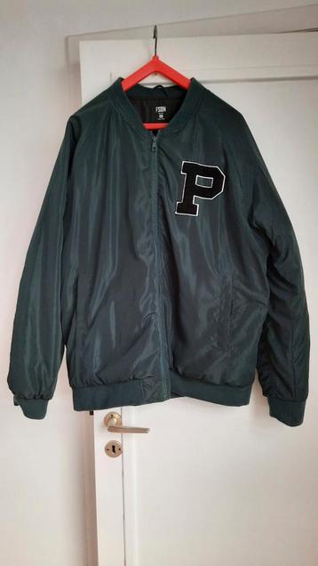 Donkergroene jas beschikbaar voor biedingen