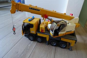 Speelgoed Bruder vrachtwagen Scania Liebherr kraan LTF 1045r beschikbaar voor biedingen