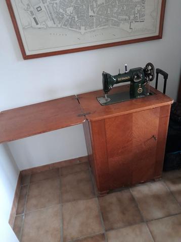 La machine à coudre Bernina dans une armoire à roulettes fon, Enlèvement