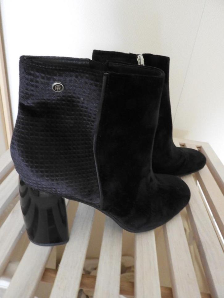 Tommy Hilfiger laarsjes - NIEUW - mt 41, Kleding | Dames, Schoenen, Nieuw, Lage of Enkellaarzen, Zwart, Ophalen of Verzenden
