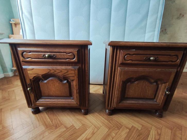 Twee nachtkastjes – klassieke stijl, Huis en Inrichting, Slaapkamer | Nachtkastjes, Zo goed als nieuw, Hout, Ophalen