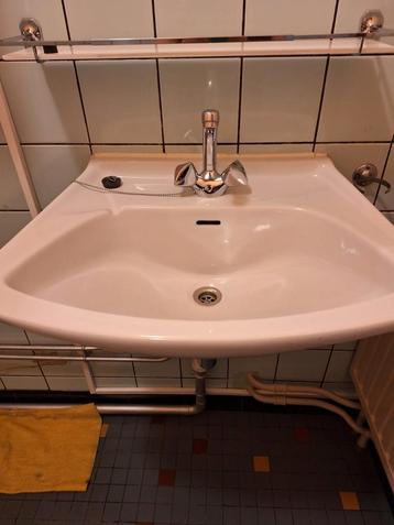 Porseleinen lavabo met kraan