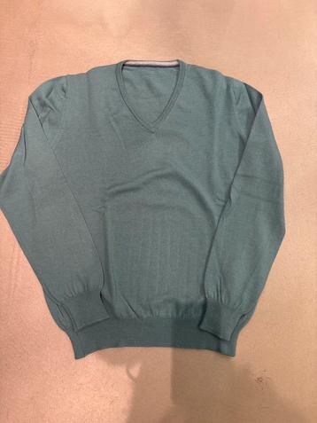 V- hals pull 100% wol Maat 52/L beschikbaar voor biedingen