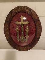 Antieke kruis beeld achter glas, Ophalen