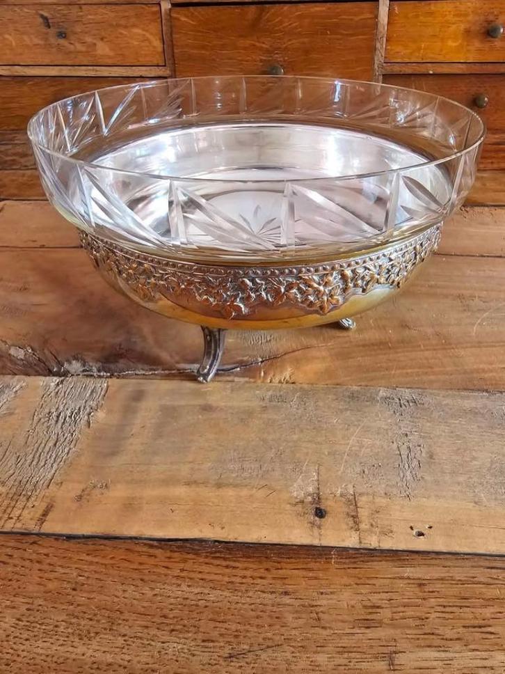 Coupe en cristal taillé avec monture en métal argentéé, Antiek en Kunst, Antiek | Glaswerk en Kristal, Ophalen