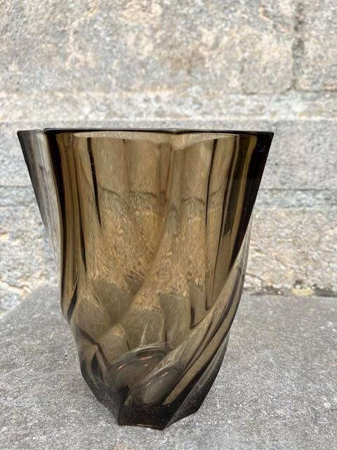 VASE SWIRL EN VERRE FUMÉ LUMINARC POUR LEVER FRANCE. 70'S, Antiquités & Art, Antiquités | Vases, Enlèvement ou Envoi
