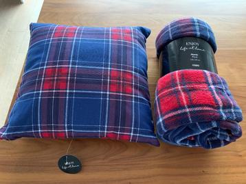 Winkelnieuw kussen + fleecedeken beschikbaar voor biedingen