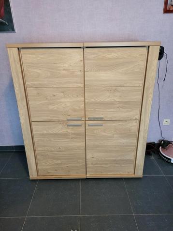 Kast in 2 delen beschikbaar voor biedingen