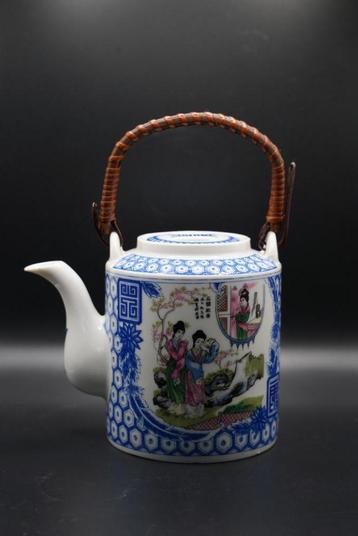 Chinese Porseleinen Theepot met Handgeschilderde Decoratie beschikbaar voor biedingen