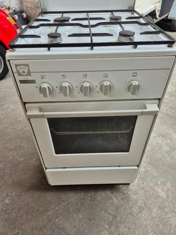 cuisinière à gaz ( prix 60 euros ) beschikbaar voor biedingen