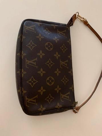 Louis Vuitton Pochette Accessoires beschikbaar voor biedingen