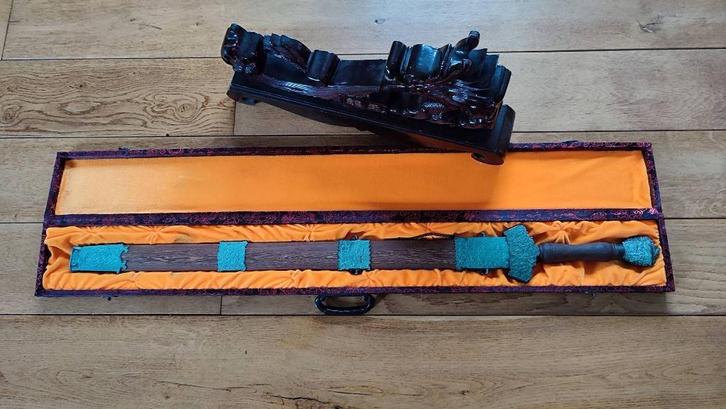 Decoratief Chinees Zwaard met staander en kist, Verzamelen, Militaria | Algemeen, Overige soorten, Zwaard of Sabel, Ophalen