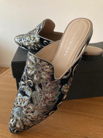 Slippers of muiltjes geborduurd met pailletten beschikbaar voor biedingen