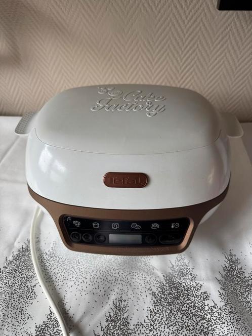 Cake Factory Tefal + 3 moules silicone – quasi neuf, Hobby en Vrije tijd, Taarten en Cupcakes maken, Zo goed als nieuw, Ophalen