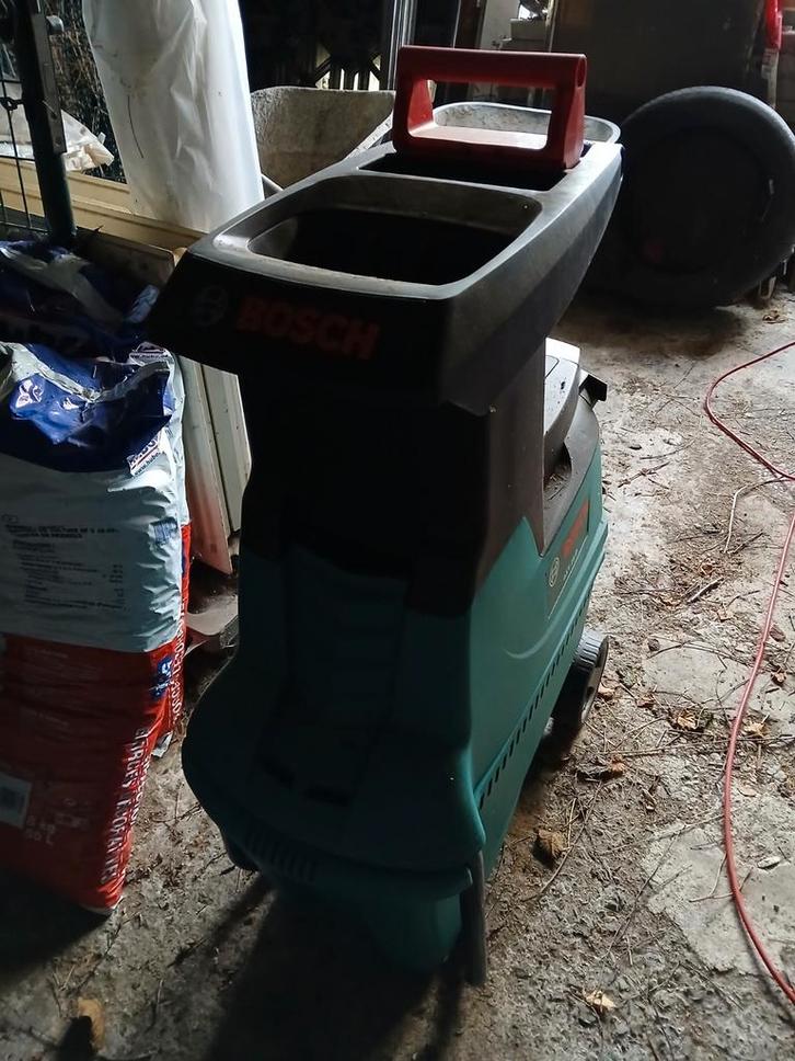 Broyeur de branches électrique de marque Bosch, Jardin & Terrasse, Déchiqueteurs, Comme neuf, Électrique, Bac de ramassage, Enlèvement