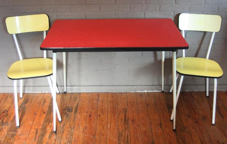 Rode Formica Tafel Met 2 Formica Stoelen / Rood Of Geel, Antiek en Kunst, Antiek | Meubels | Tafels, Ophalen