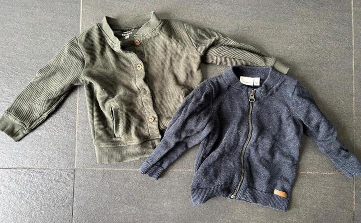 2 vestjes, Kinderen en Baby's, Babykleding | Maat 68, Zo goed als nieuw, Jongetje, Truitje of Vestje, Ophalen
