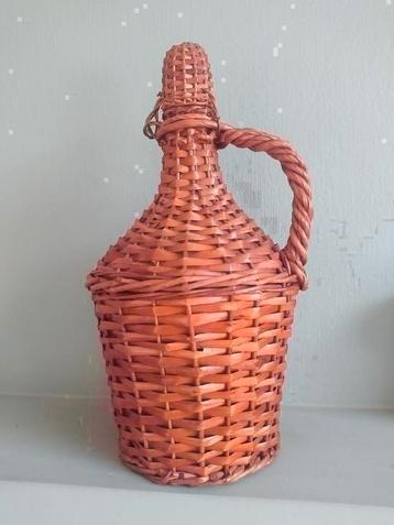 Karaf in rotan omhulsel beschikbaar voor biedingen